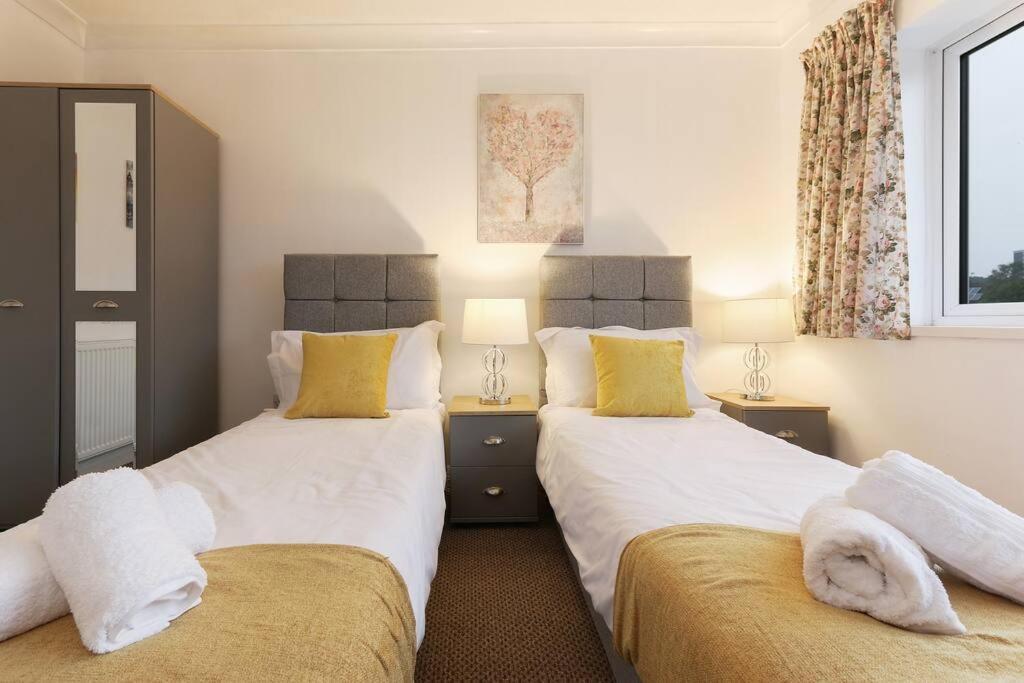 Large 4 Bed House Contractors Professionals Private Parking Close To Nec Holiday home