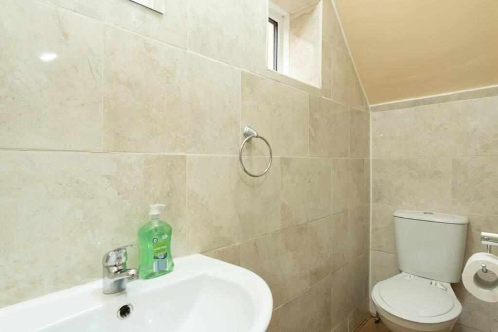 Large 4 Bed House Contractors Professionals Private Parking Close To Nec Holiday home