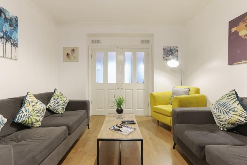Large 4 Bed House Contractors Professionals Private Parking Close To Nec Holiday home *