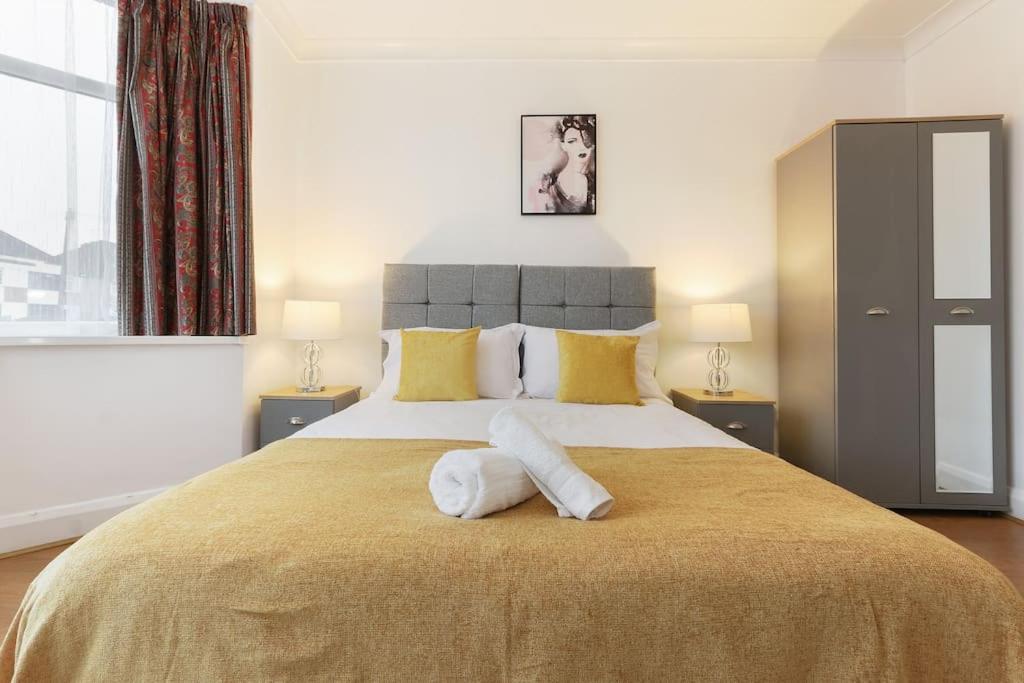 Large 4 Bed House Contractors Professionals Private Parking Close To Nec Holiday home Coventry