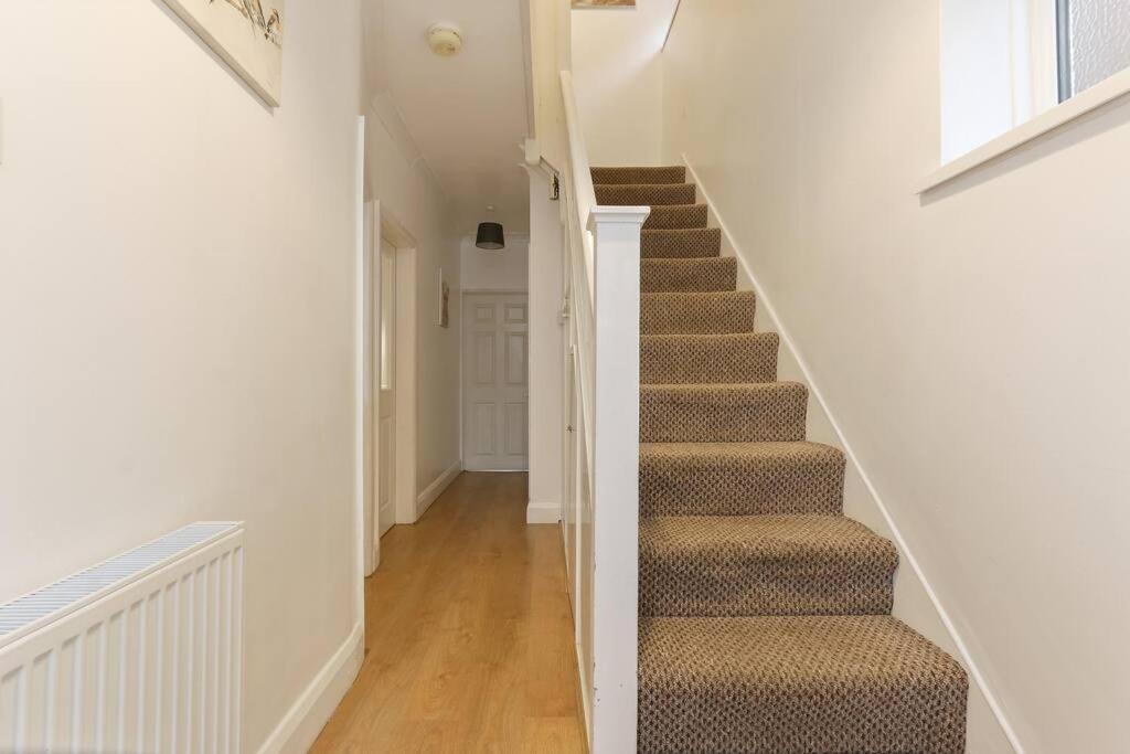 Large 4 Bed House Contractors Professionals Private Parking Close To Nec Holiday home *