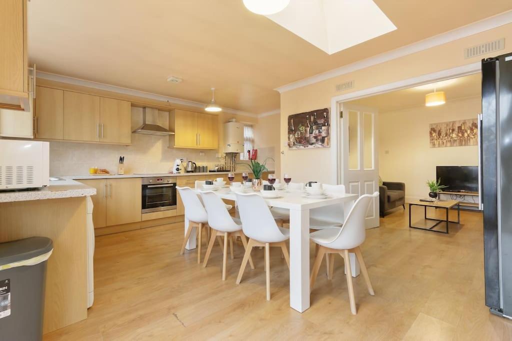 Large 4 Bed House Contractors Professionals Private Parking Close To Nec Coventry