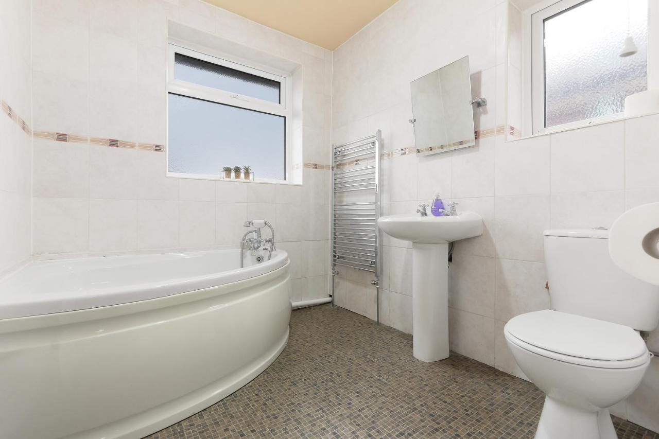 Large 4 Bed House Contractors Professionals Private Parking Close To Nec