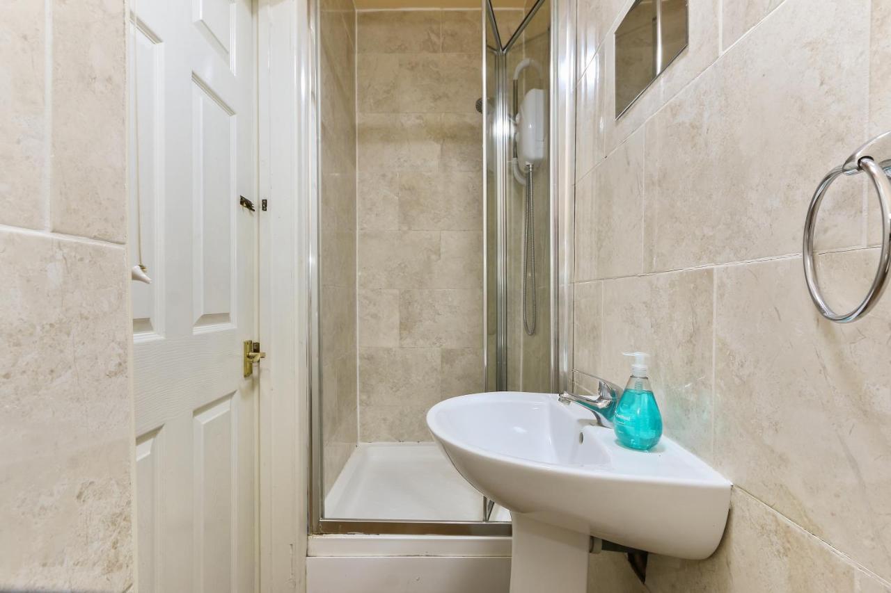 Holiday home Large 4 Bed House Contractors Professionals Private Parking Close To Nec